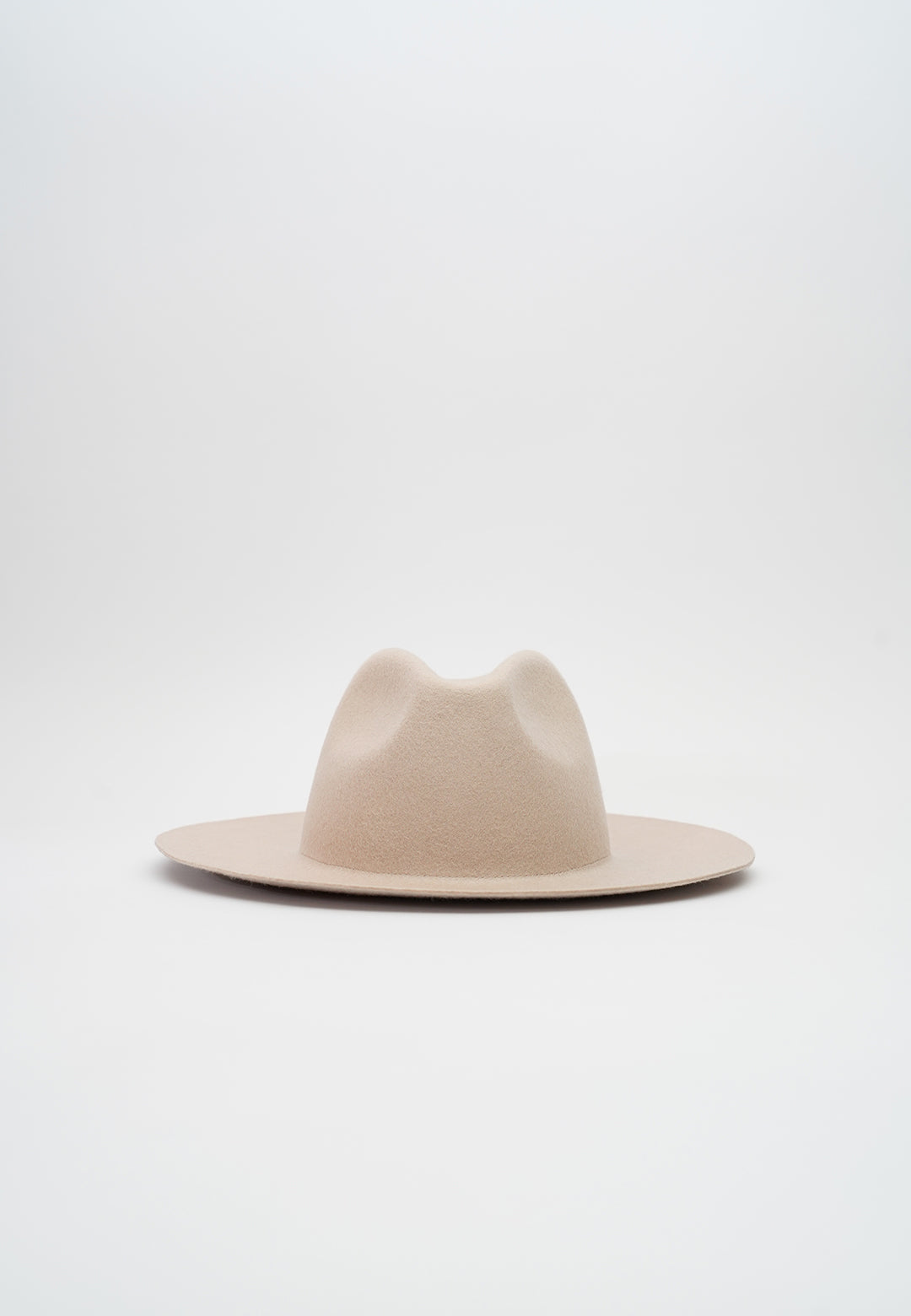 N33 NTHIRTYTHREE PURE CLAY. PURE COLLECTION. Artisan-Made Fedora Felt Hat. Handmade in Italy. Handcrafted Headwear. Artisan Chapeaux. Handgefertigt. Fedora Hut. Unisex Men's hats. Women's hats. N33. Männerhüte. Frauenhüte. Hüte für Männer. Hüte für Frauen. Fedora hats for men. Fedora hats from women. Luxury hat