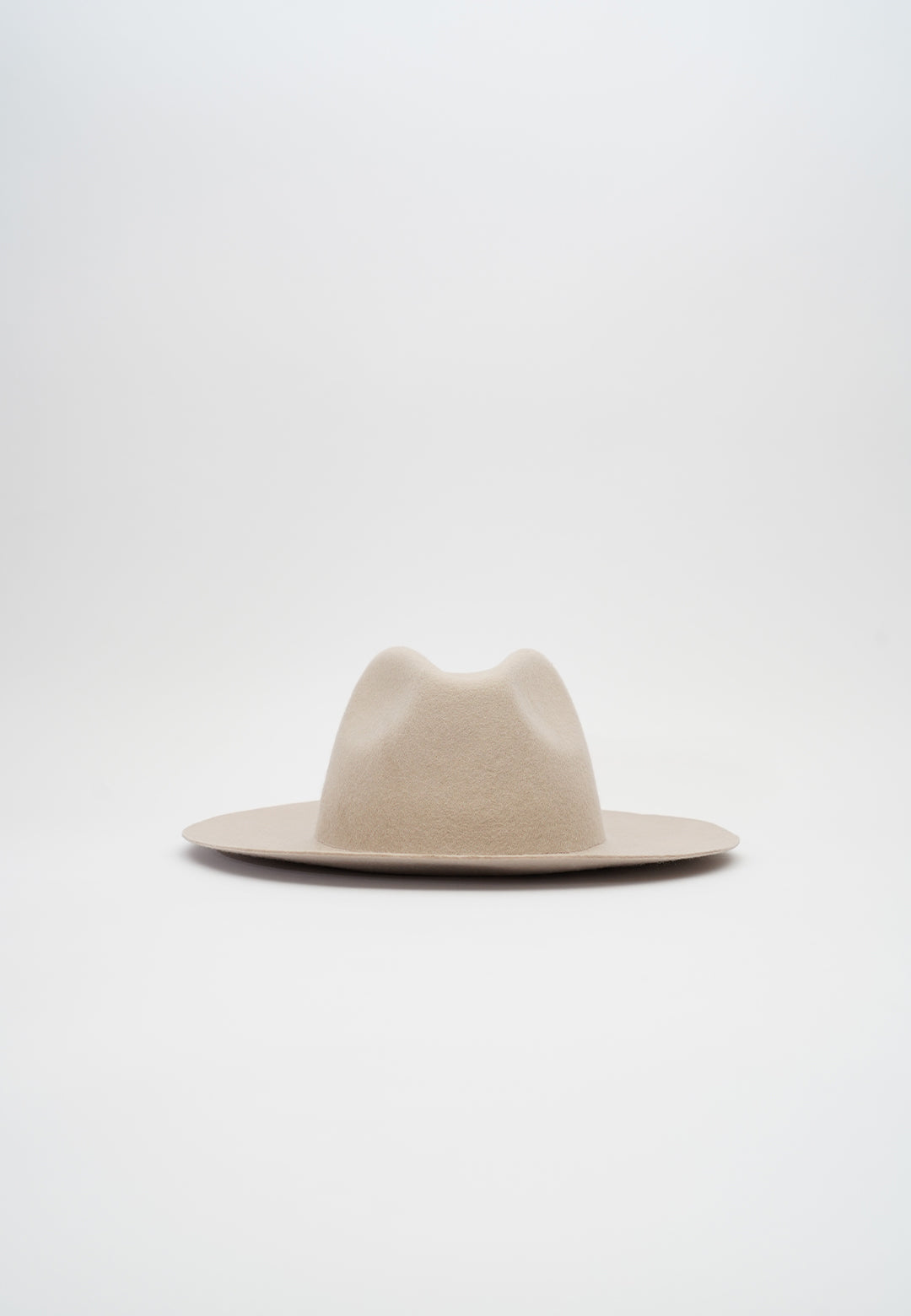 NTHIRTYTHREE PURE CLAY. PURE COLLECTION. Artisan-Made Fedora Felt Hat. Handmade in Italy. Handcrafted Headwear. Artisan Chapeaux. Handgefertigt. Fedora Hut. Unisex Men's accessory hats. Women's accessory hats. N33