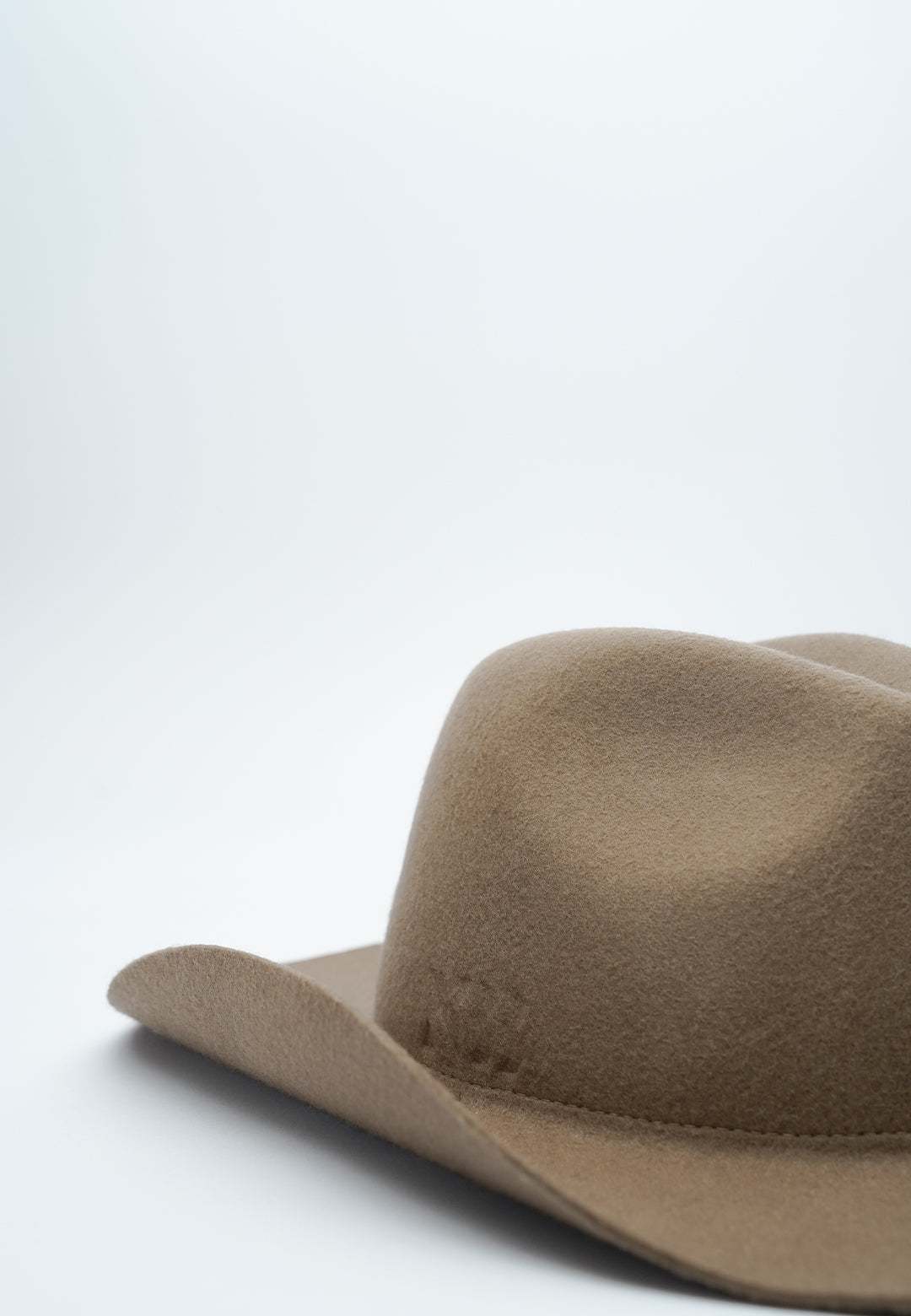 Handcrafted luxury felt hat in a classic cowboy style, made from premium materials. A perfect blend of elegance and Western charm, ideal for fashion-forward individuals and special occasions. N33 PURE CURVED. NTHIRTYTHREE