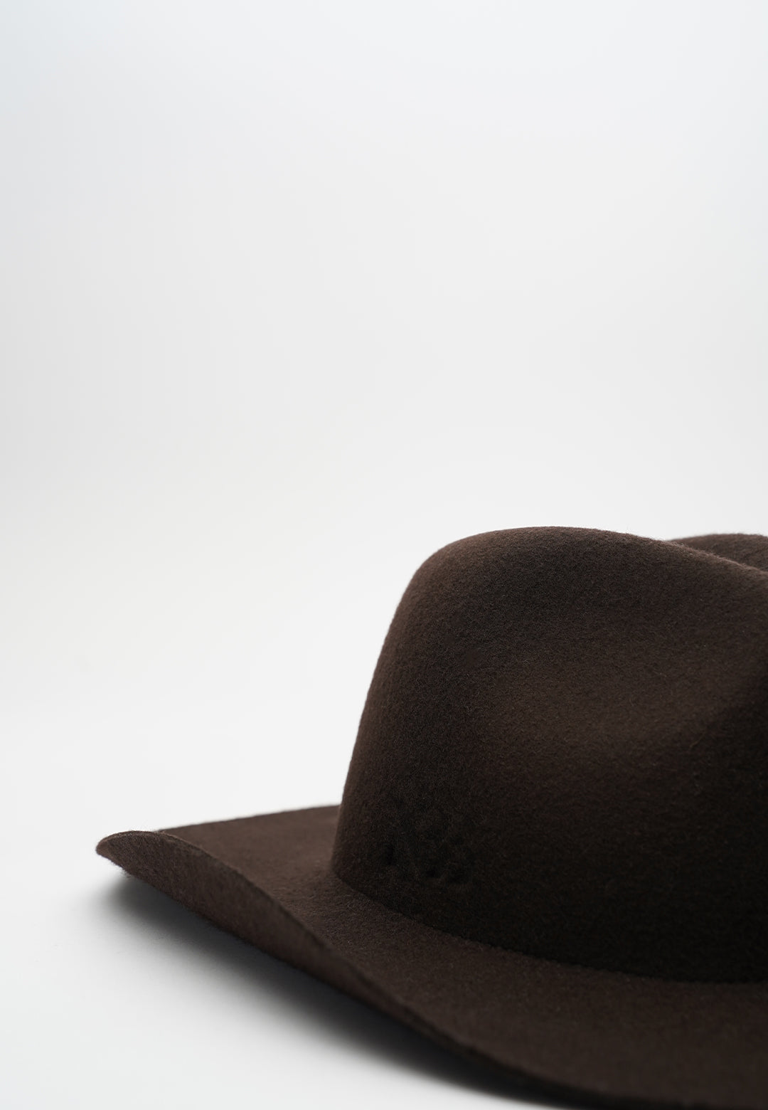 Handcrafted luxury felt hat in a classic cowboy style, made from premium materials. A perfect blend of elegance and Western charm, ideal for fashion-forward individuals and special occasions. N33 PURE CURVED. NTHIRTYTHREE